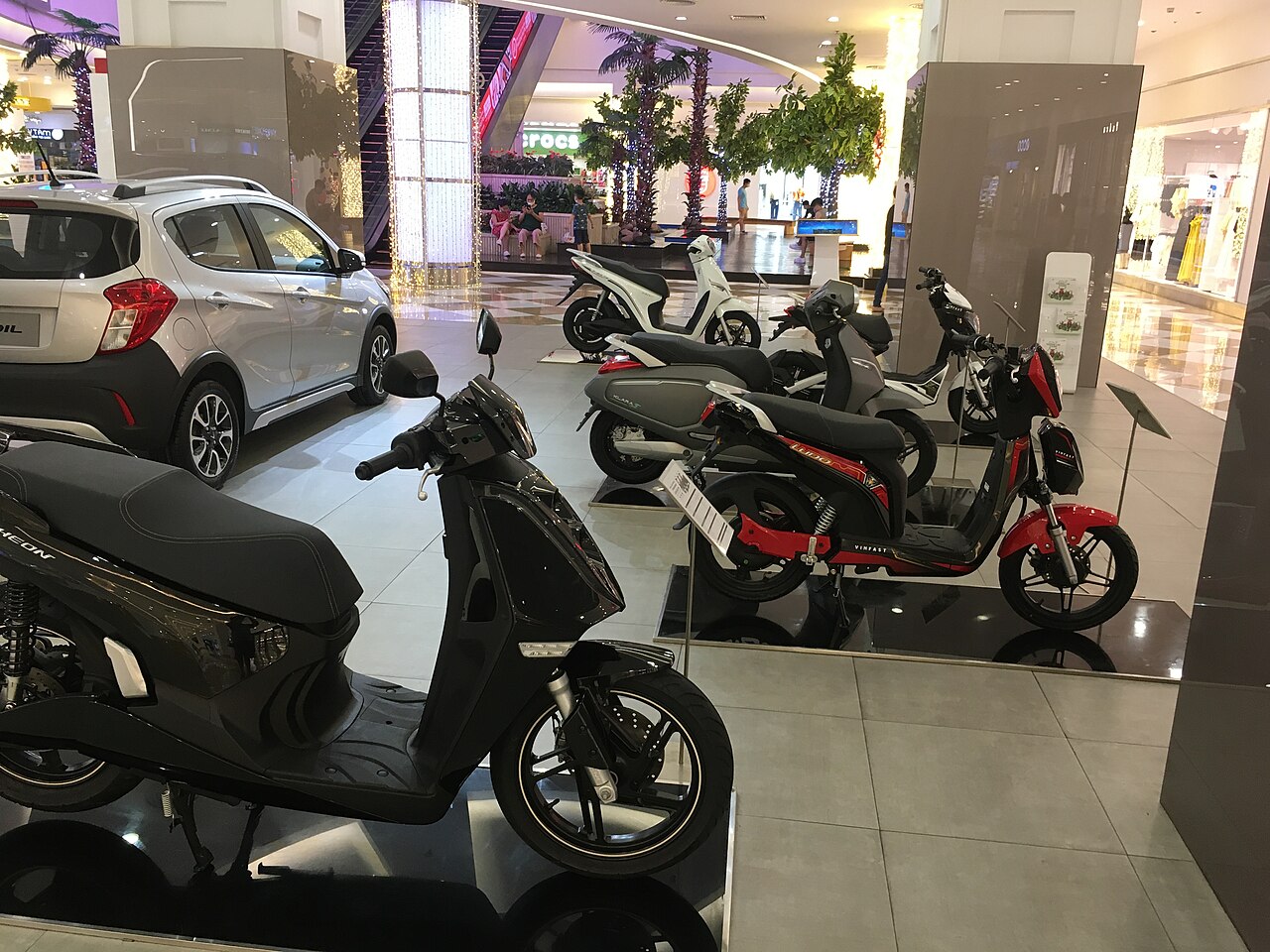Green SM launches VinFast electric motorbike taxis in Jakarta