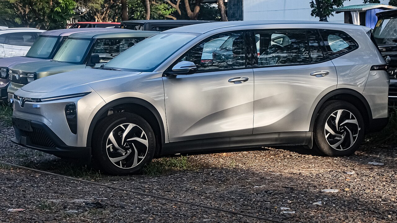 Green SM launches six-seat VinFast electric taxi service in Jakarta