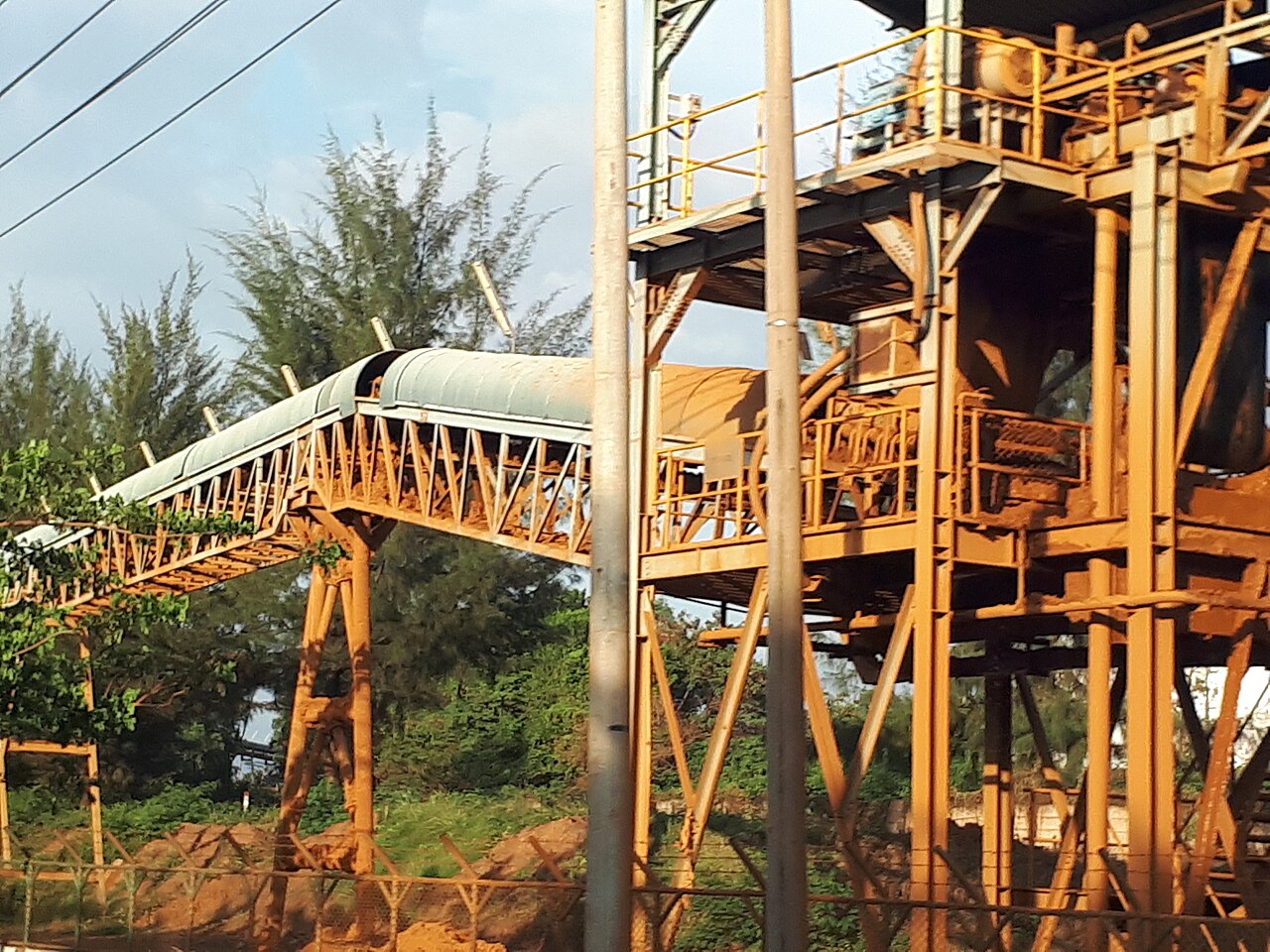 Indonesia weighs halt to new semi-finished nickel smelters amid glut