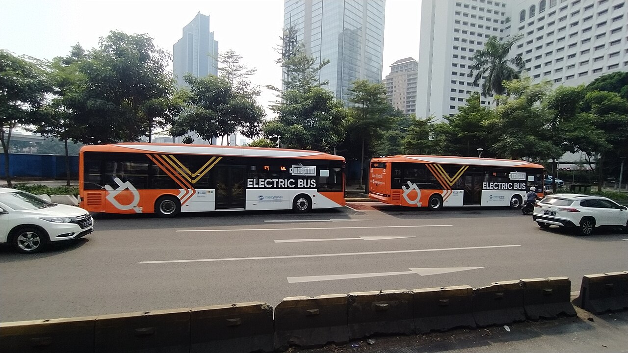 Periklindo urges EV incentives for buses and trucks as hybrid debate grows
