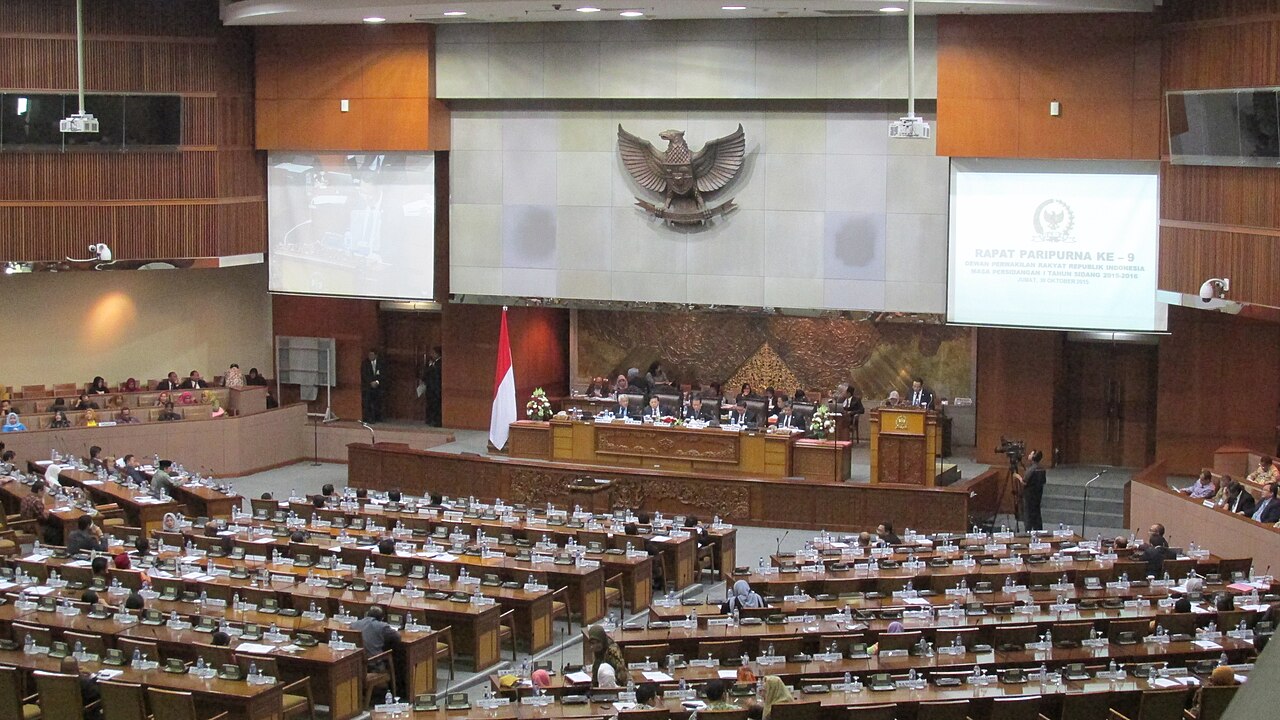 Revised traffic law to classify vehicles by power source and cover self-driving
